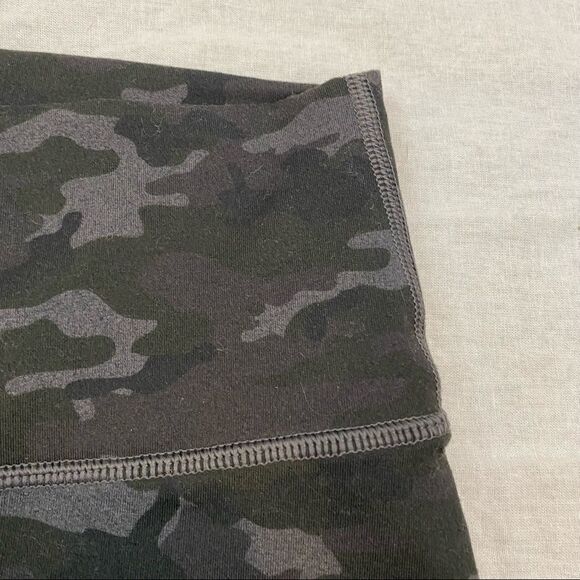 Fabletics Brand Green Black Grey Camo Bike Shorts Size Medium - Picture 8 of 10